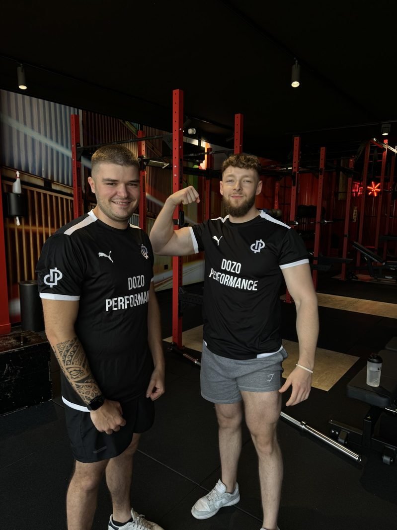 Enzo en salle de sport avec un de ses élèves